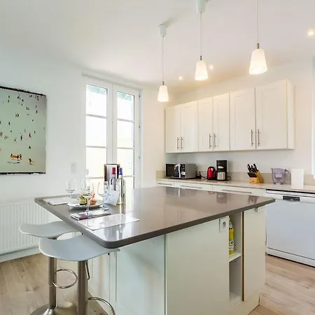 Lovely Town House With Terrace And Parking In Quiet Villa *
